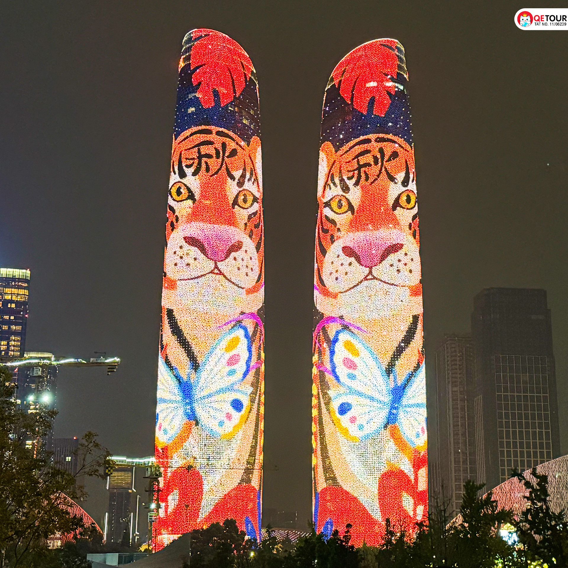 ตึกแฝดเทียนฝู แลนด์มาร์กเฉิงตู ยามค่ำคือจอ LED ยักษ์ สุดตระการตา ได้ฟีลเมืองอนาคต