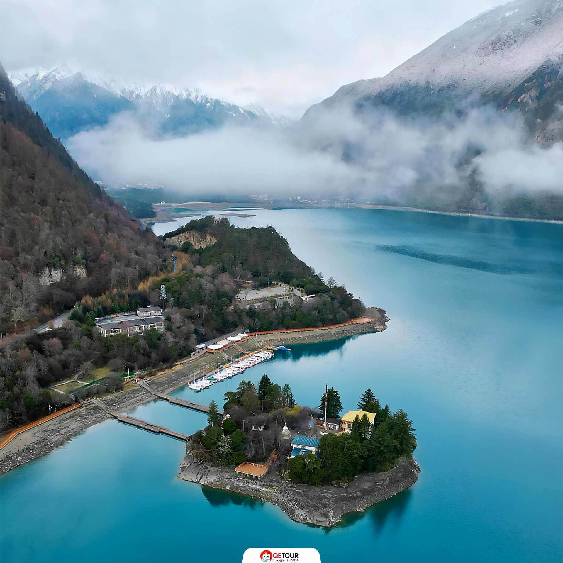 ทะเลสาบปาซง ทะเลสาบสีเขียวมรกตกลางหุบเขาทิเบต สะท้อนภูเขาหิมะและป่าสน งดงามเงียบสงบ พร้อมเกาะศักดิ์สิทธิ์กลางน้ำ